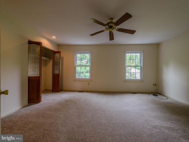 6 VICTORIA DR, Aston, PA 19014
