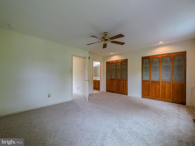 6 VICTORIA DR, Aston, PA 19014