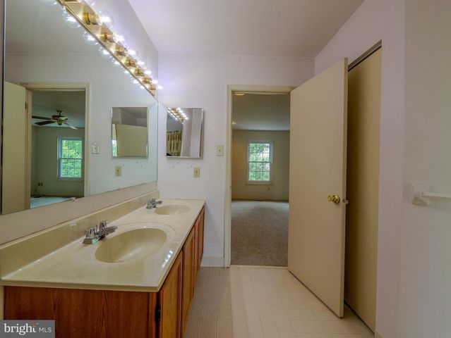 6 VICTORIA DR, Aston, PA 19014