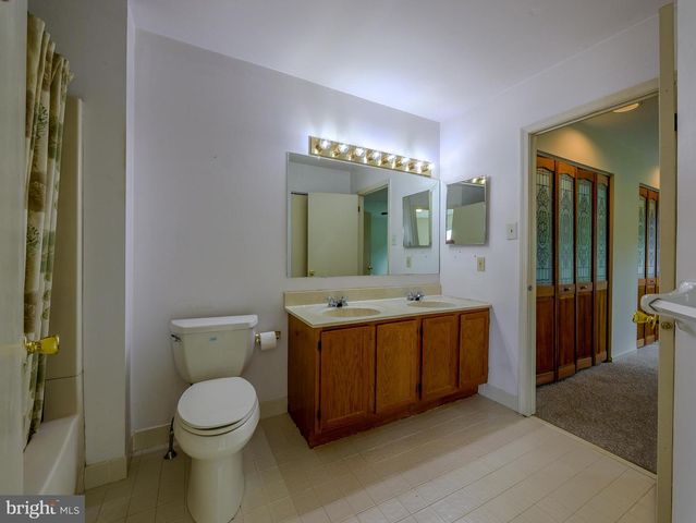 6 VICTORIA DR, Aston, PA 19014