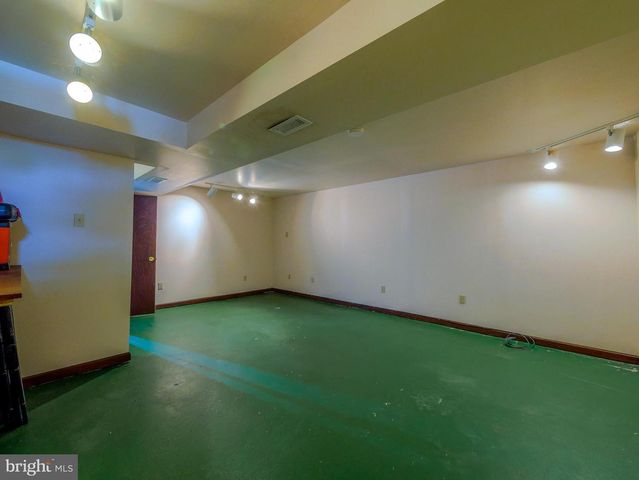 6 VICTORIA DR, Aston, PA 19014