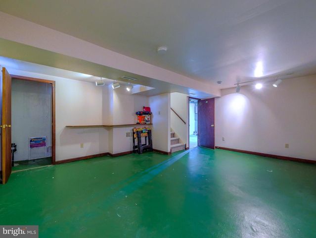 6 VICTORIA DR, Aston, PA 19014
