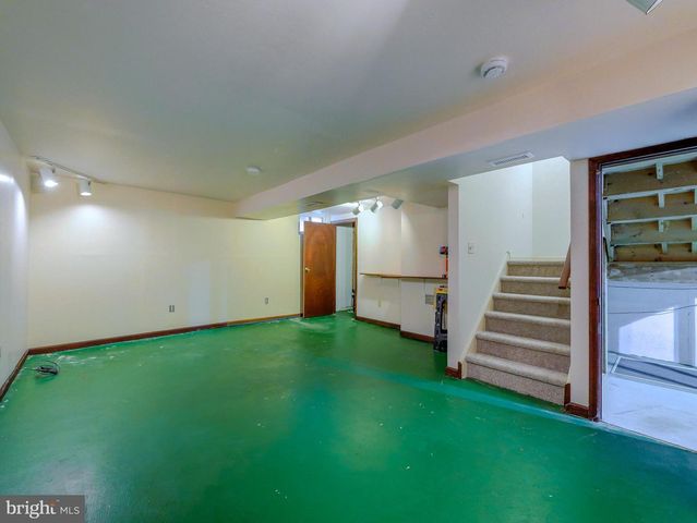 6 VICTORIA DR, Aston, PA 19014