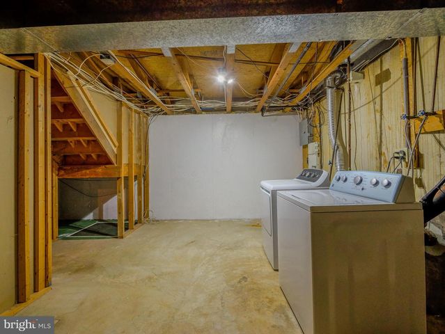 6 VICTORIA DR, Aston, PA 19014