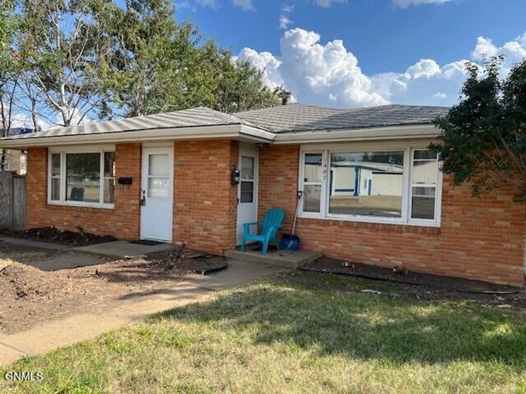 1467 W Villard Street W, Dickinson, ND 58601 photo 1