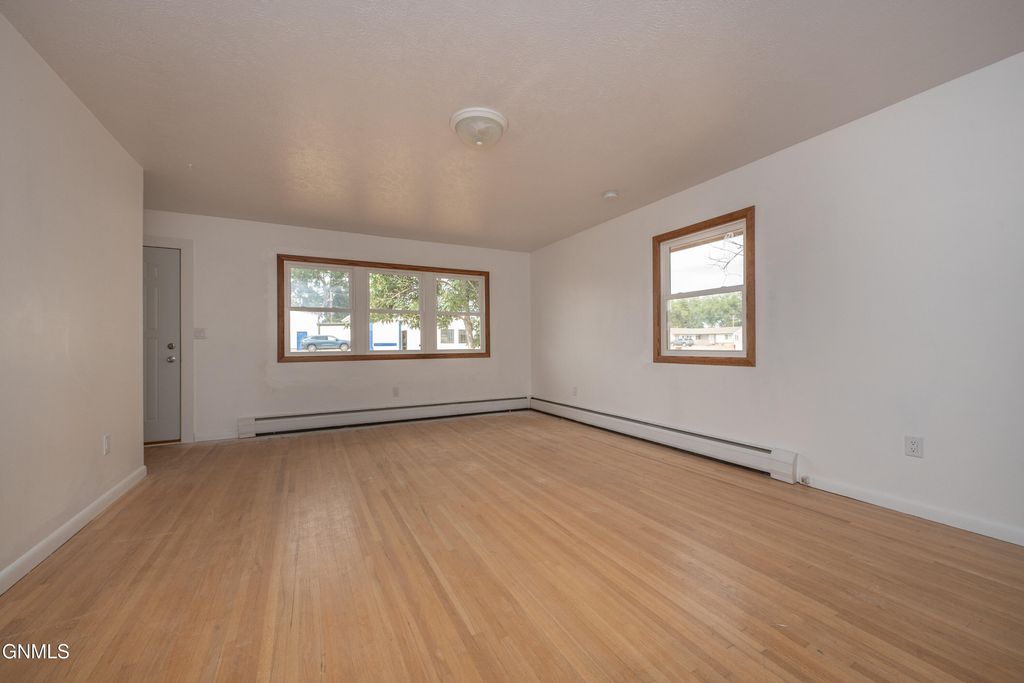 1467 W Villard Street W, Dickinson, ND 58601 photo 3