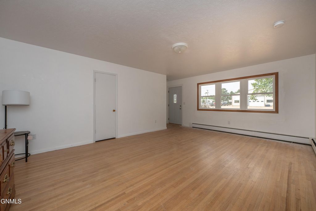 1467 W Villard Street W, Dickinson, ND 58601 photo 4