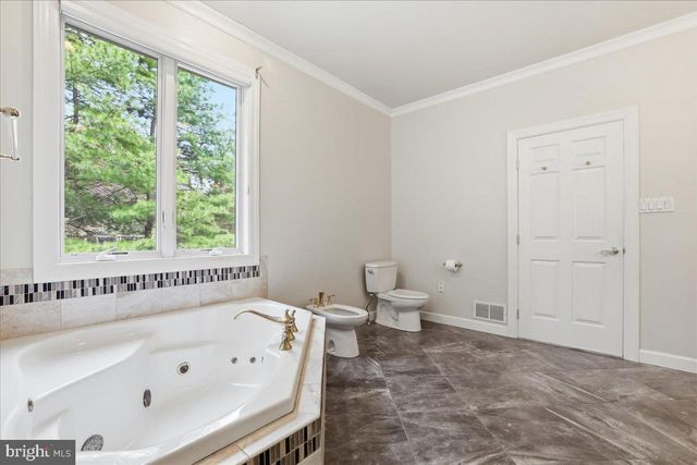 109 LAKE DR, Lake Harmony, PA 18624