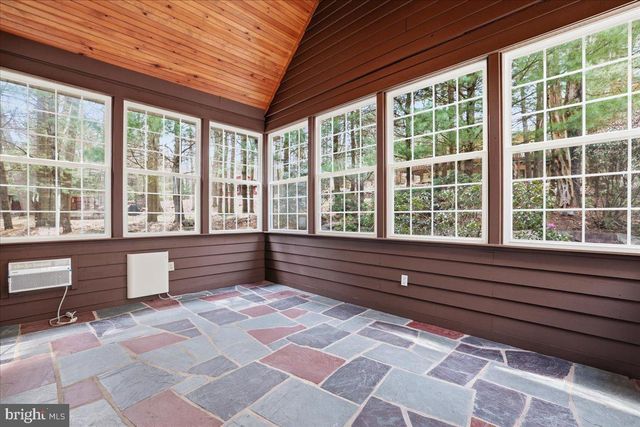 109 LAKE DR, Lake Harmony, PA 18624