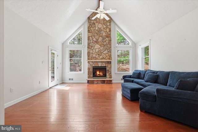 109 LAKE DR, Lake Harmony, PA 18624