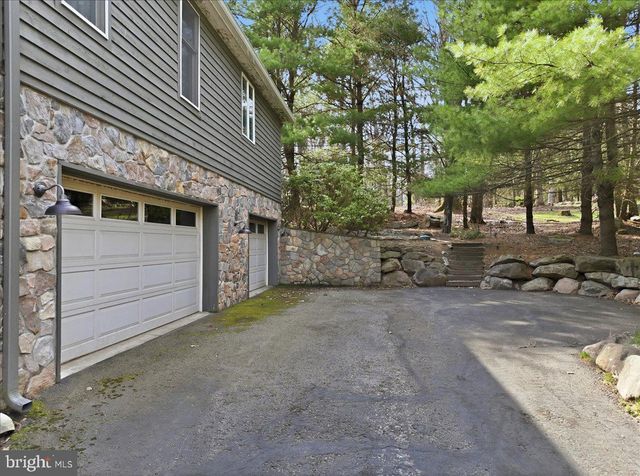 109 LAKE DR, Lake Harmony, PA 18624