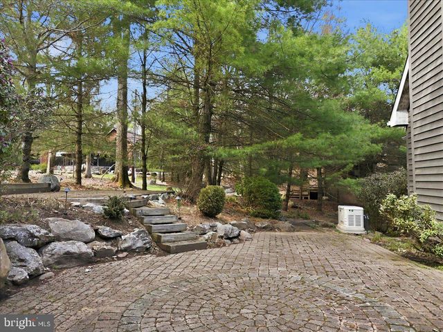 109 LAKE DR, Lake Harmony, PA 18624