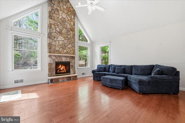 109 LAKE DR, Lake Harmony, PA 18624