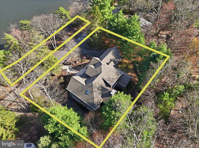 109 LAKE DR, Lake Harmony, PA 18624