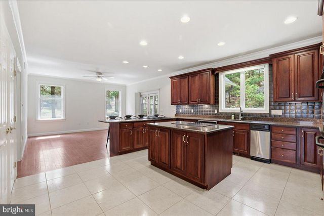 109 LAKE DR, Lake Harmony, PA 18624
