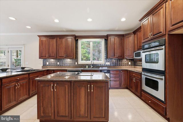 109 LAKE DR, Lake Harmony, PA 18624