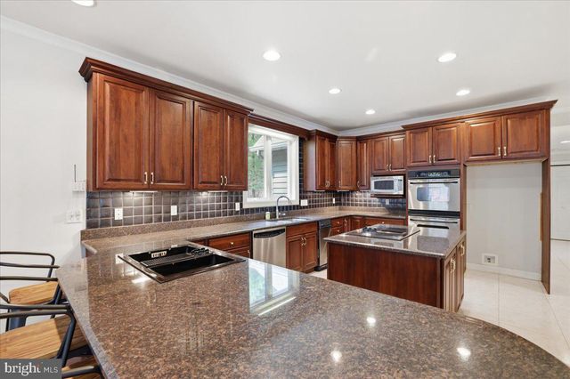 109 LAKE DR, Lake Harmony, PA 18624