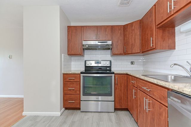 4 Colonial Village Dr 9, Arlington, MA 02474