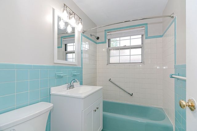 4 Colonial Village Dr 9, Arlington, MA 02474