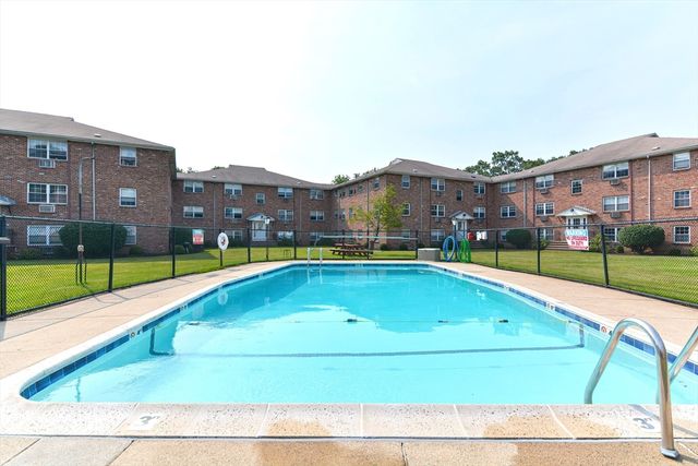 4 Colonial Village Dr 9, Arlington, MA 02474