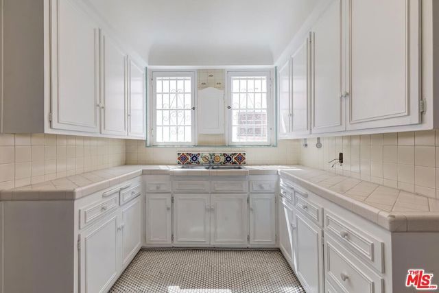 7932 Blackburn Avenue, Los Angeles, CA 90048
