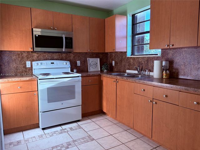 1441 NE 11th St, Homestead, FL 33033