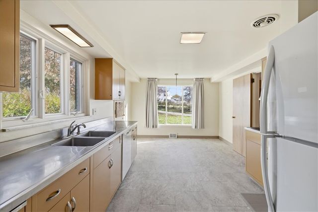 1106 Gilchrest Dr, Wilkins Twp, PA 15235