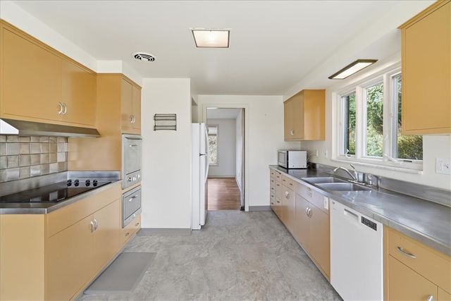 1106 Gilchrest Dr, Wilkins Twp, PA 15235