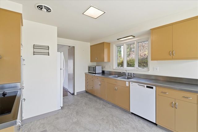 1106 Gilchrest Dr, Wilkins Twp, PA 15235