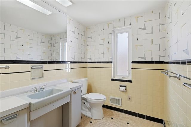 1106 Gilchrest Dr, Wilkins Twp, PA 15235