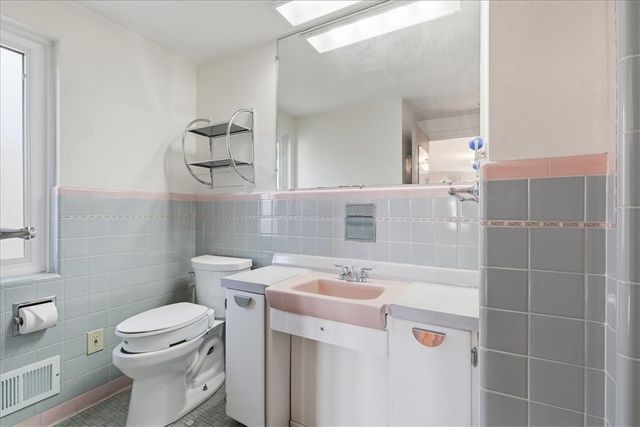 1106 Gilchrest Dr, Wilkins Twp, PA 15235