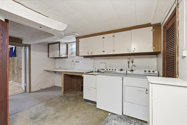 1106 Gilchrest Dr, Wilkins Twp, PA 15235