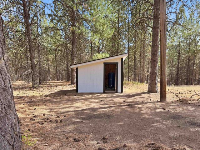 11612 E Laurel Rd, Elk, WA 99009