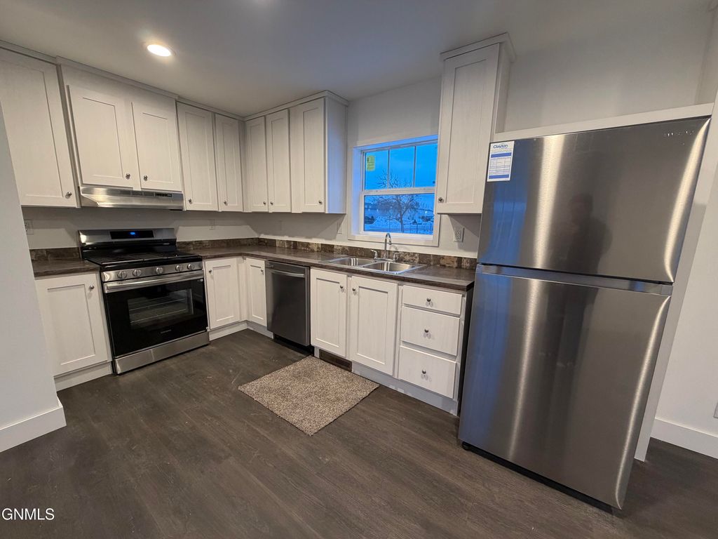 119 Countryside Lane, Mandan, ND 58554 photo 2