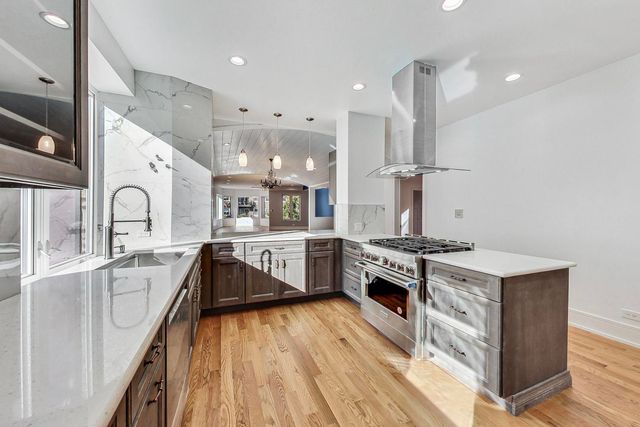 1245 W Jarvis Avenue 2, Chicago, IL 60626