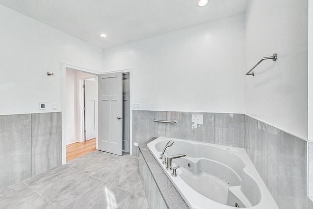 1245 W Jarvis Avenue 2, Chicago, IL 60626