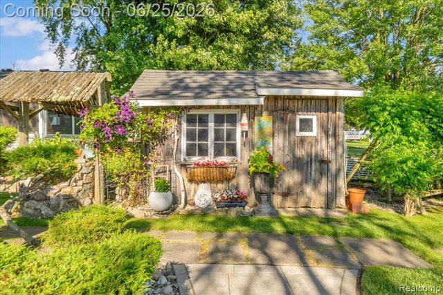 9905 Dixie Highway, Ira, MI 48023