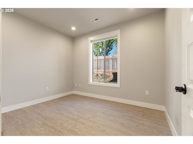 290 NELSON Ln, Gladstone, OR 97027