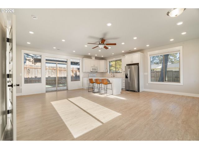 290 NELSON Ln, Gladstone, OR 97027