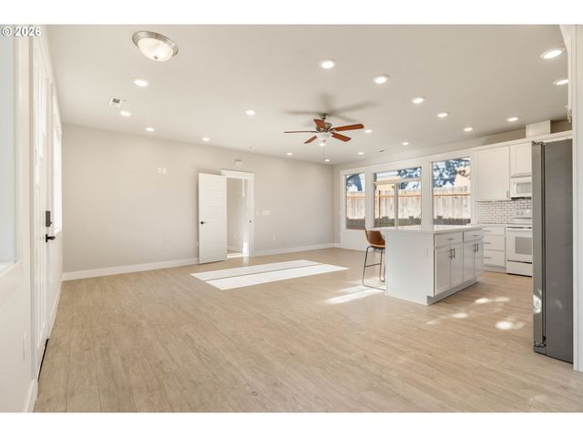 290 NELSON Ln, Gladstone, OR 97027