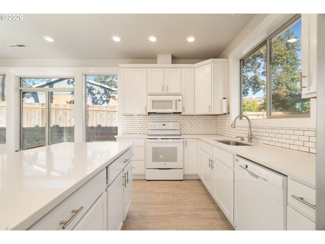 290 NELSON Ln, Gladstone, OR 97027