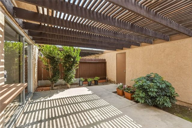 20120 Runnymede Street 17, Winnetka, CA 91306