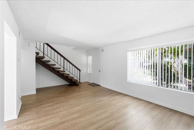 20120 Runnymede Street 17, Winnetka, CA 91306