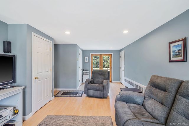 18 Brocton Lane, Kings Park, NY 11754