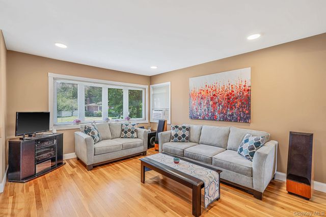 18 Brocton Lane, Kings Park, NY 11754