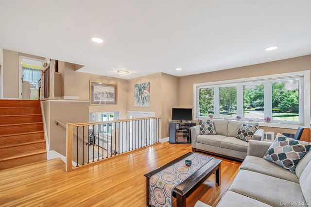 18 Brocton Lane, Kings Park, NY 11754