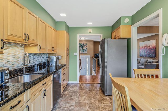 18 Brocton Lane, Kings Park, NY 11754