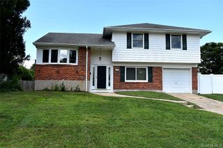 18 Brocton Lane, Kings Park, NY 11754