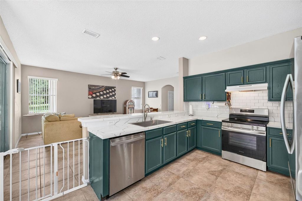Image 3 of property listing at 2232 WINDCREST LAKE CIRCLE, Orlando, FL 32824