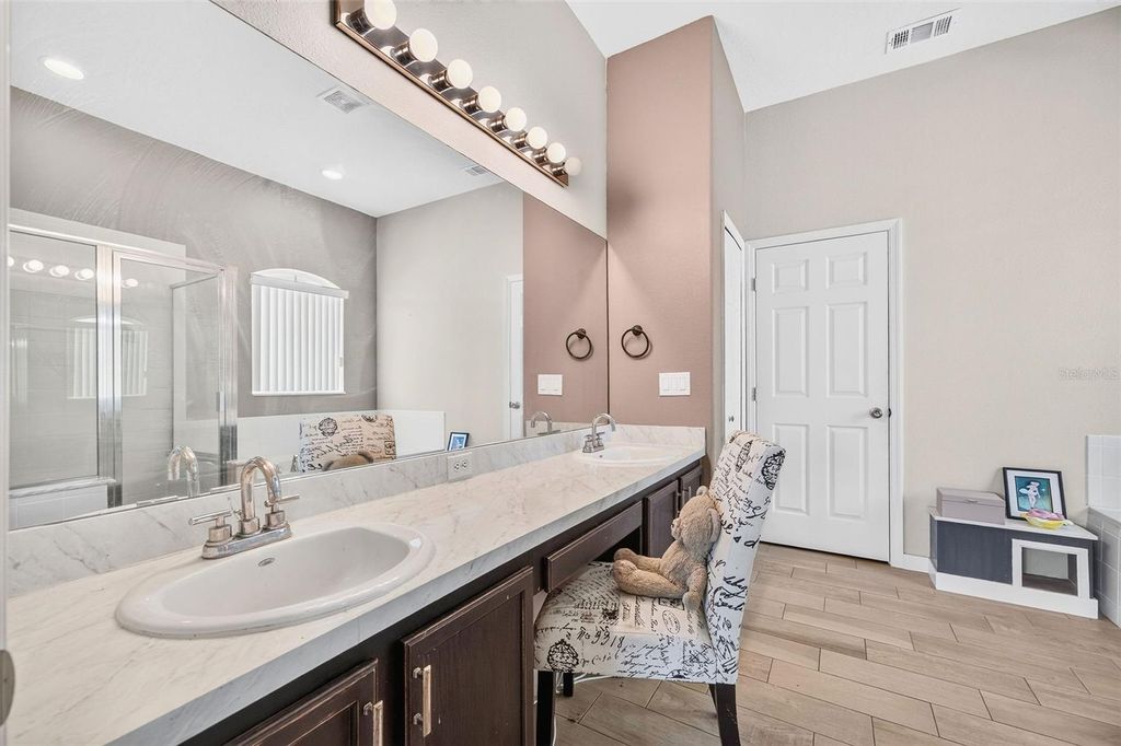 Image 27 of property listing at 2232 WINDCREST LAKE CIRCLE, Orlando, FL 32824
